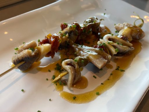 "Gildas de boquerón, tomate  seco, anchoa, sardina, ajo confitado y piparras"