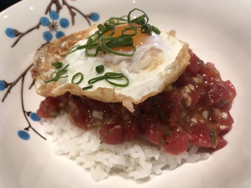 "Tar tar de atún Rojo con arroz de Sushi y huevo frito"