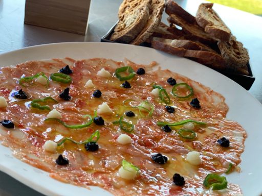 "Carpaccio de vaca gallega con parmesano y albahaca"