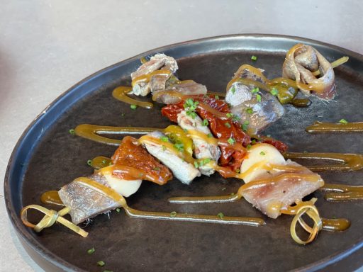 "Gildas de boquerón, tomate  seco, anchoa, sardina, ajo confitado y piparras"