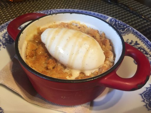 "Crumble de manzana verde, helado de vainilla, arándanos y caramelo"