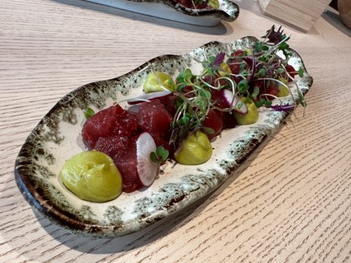 "Bonito soasado con escabeche emulsionado y vinagreta de tomate y piparras"