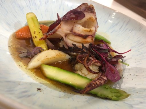 “Calamar de potera con verduritas salteadas, mantequilla de bacon y sopa dashi"