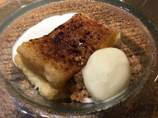 “Torrija caramelizada con helado de vainilla e infusión de haba tonka”