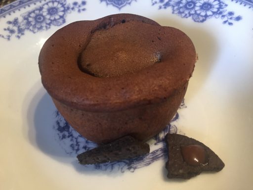 "Coulant de chocolate, sorbete de ruibarbo y vino Mencía, galleta oreo"