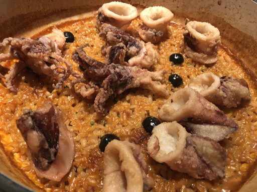 “Arroz de chipirones con ali olí de su tinta”