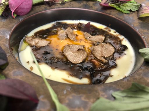 “Guiso de trompeta de los muertos, lengua de vaca, parmentier y trufa blanca”