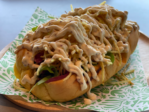 "Brioche de carrillera guisada con rúcula, cebolla encurtida, patata paja y mostaza encurtida"