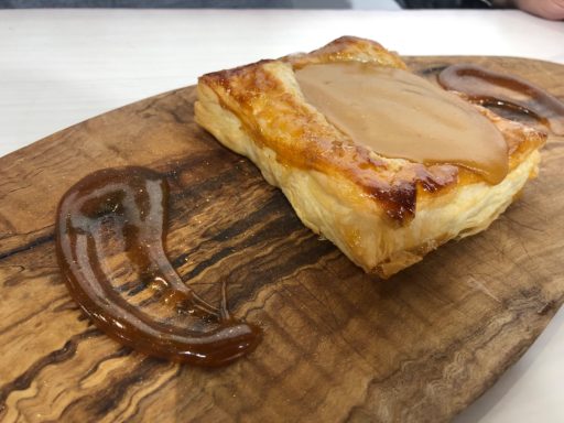 “Tarta tatin de manzana golden con toffe 100% mantequilla al cogñac”.