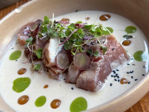 "Tataki de bonito curado con ajo blanco de anacardos"