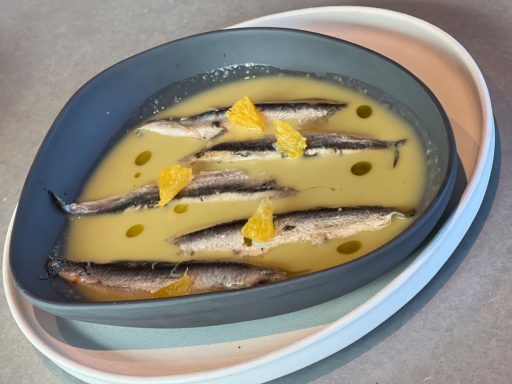 "Boquerones con jugo de encurtidos y naranja"