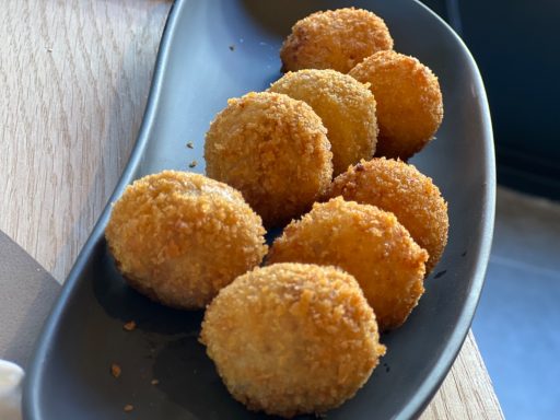 "Croquetas cremosas de lechazo asado al sarmiento"