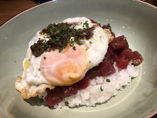 "Tar tar de atún Rojo con arroz de Sushi y huevo frito"