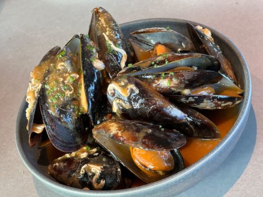 "Mejillones en escabeche templado de tomate picante y cítricos"